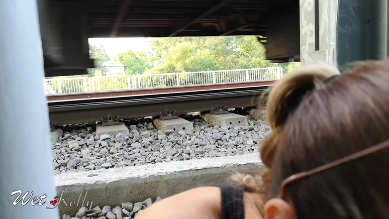 Wet Kelly: di tempat umum yang berisiko di dekat rel kereta api