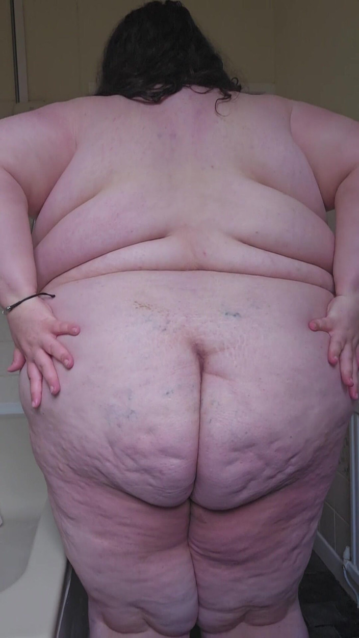 SSBBWLadyBrads: SSBBW女神のバスルームストリップとキャットウォーク