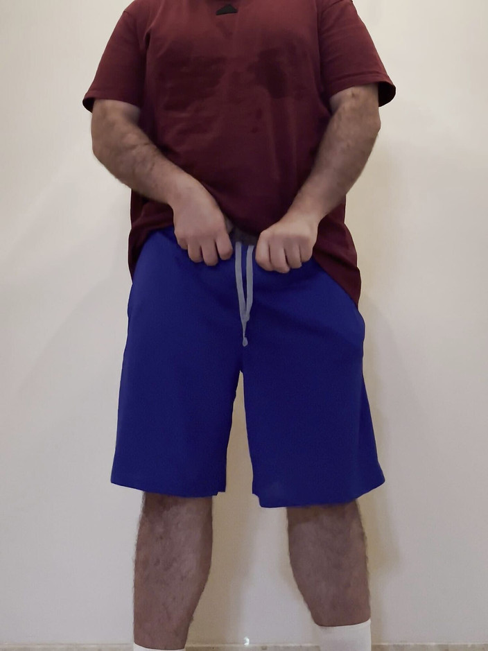 FurryCubster: Beruang berbulu yang berpeluh melancap zakar tebalnya yang belum dipotong