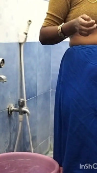 Tamil çift banyo yapıyor domaltarak sikişiyor