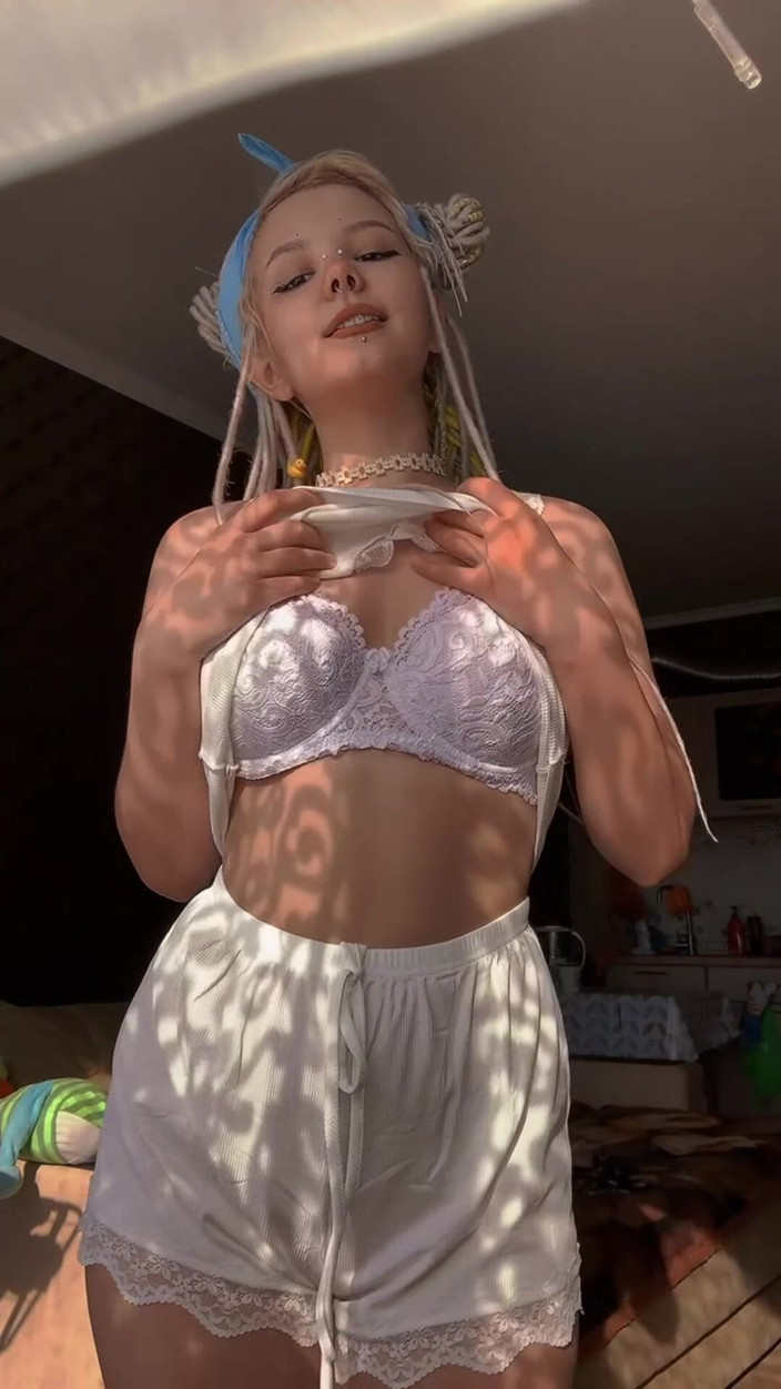 Body_lyric: 繊細な胸を握っている