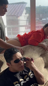 私は彼の隣で盲目の男の継娘とセックスし、精液が彼の上に落ち、彼はそれがクリームだと思った