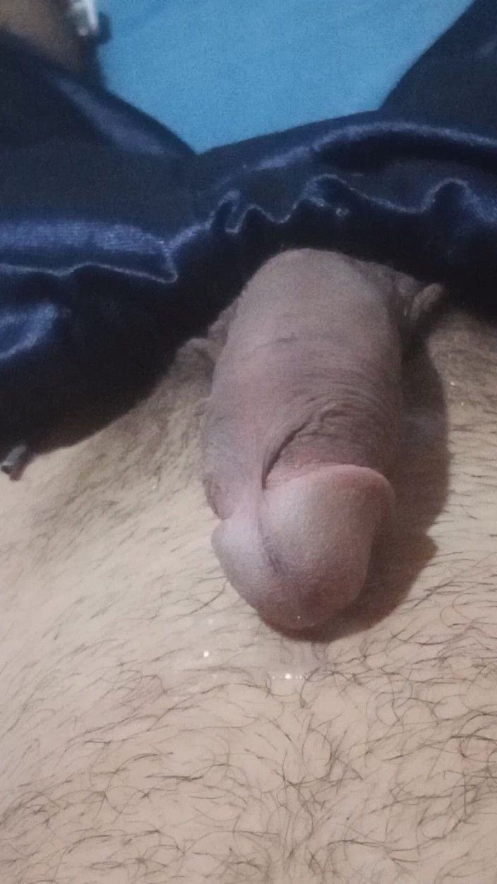 Cute boy jerks off: Mann, der sich hinliegt, masturbiert, während sein nachbar mit seiner...