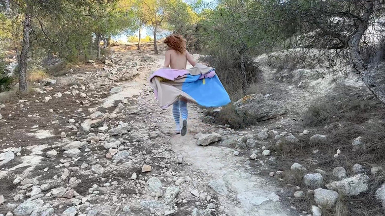 Sheryl X Sinclair: Nackter Outdoor-Spaziergang mit Mantel in den Bergen!