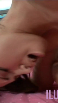 Mâncând pizda este ceea ce adoră această brunetă pe lângă sexul în pat