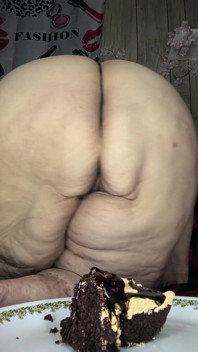 Curvă grasă care mănâncă tort și îți suge laptele alb