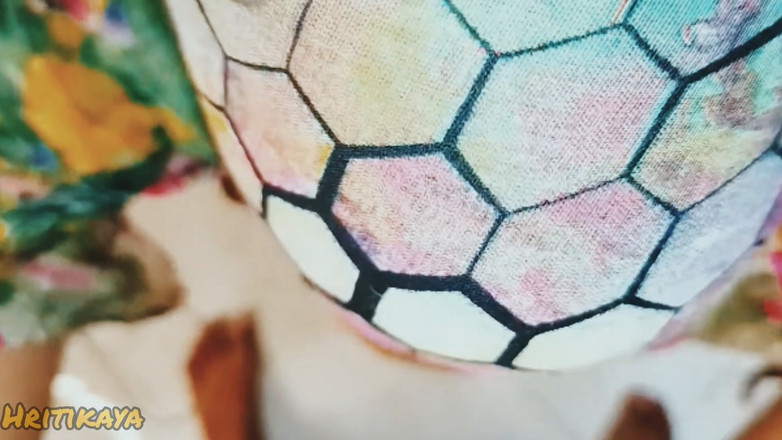 Hritikabby: Roztomilá dívka ukazuje prsa a prstění virální video