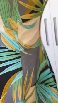 Dani zeigt sexy beine in gemusterten strumpfhosen