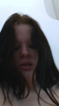 Sexy sexy brunetka s dokonalými malými kozami mě prosí, abych tvrdě ošukal její sexy oholenou kundičku, aby mohla stříkat