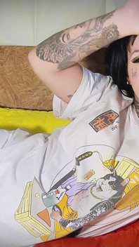 Tätowiertes Gotisches Babe-blowjob-rüschen Und Handjob-teaser Mit Dreifachem Gesichtsfinish