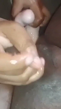 Enorme sborrata al limite con il mio dildo e dita nel suo buco del culo. Orgasmo prostatico
