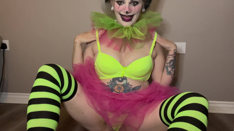 EeveeXo: Clown Girl Fisting Her Squirting Pussy