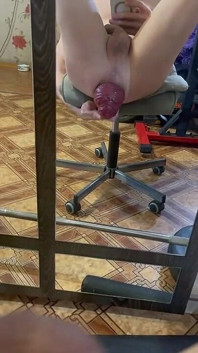 Lehnu si na záda a předvádím se svým análním prolapsem, když nikdo není doma