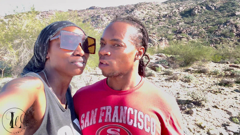 LyricsWay: Ebenový pár jezdí na čerstvém vzduchu a pornohvězdy