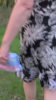 天然巨乳金发熟女喜欢在树林里吮吸多根鸡巴