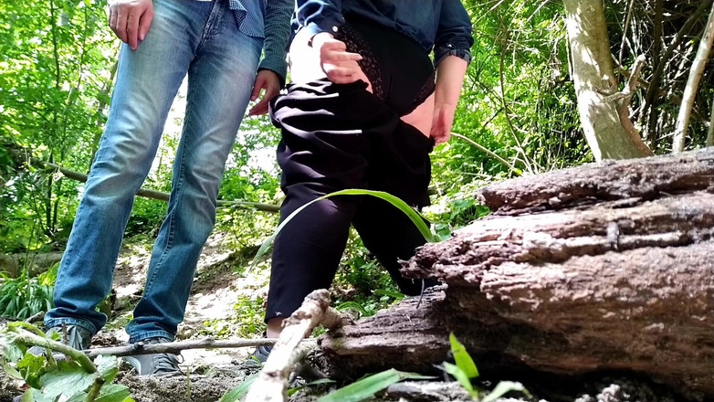 OurFetishLife: Tchýně chčije kundičku a zeťův malý čůrák v přírodě