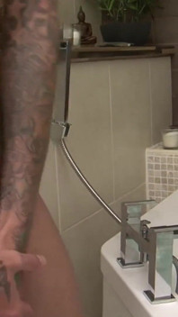 Ashley Rider viene sbattuta in bagno da un grosso cazzo di Luke Hotrod