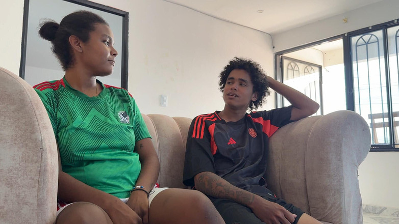 ValentinaSexxx: 義理の兄弟と処女を賭けて、とても欲情している彼は私をとても裕福に抱いてくれる。