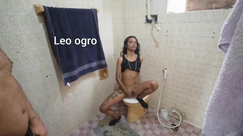 Bebes vagabundas: レズビアン野郎がトイレでチンコに座ってる