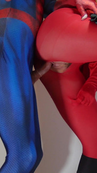 Sonya Durganova exhibe son nylon rouge