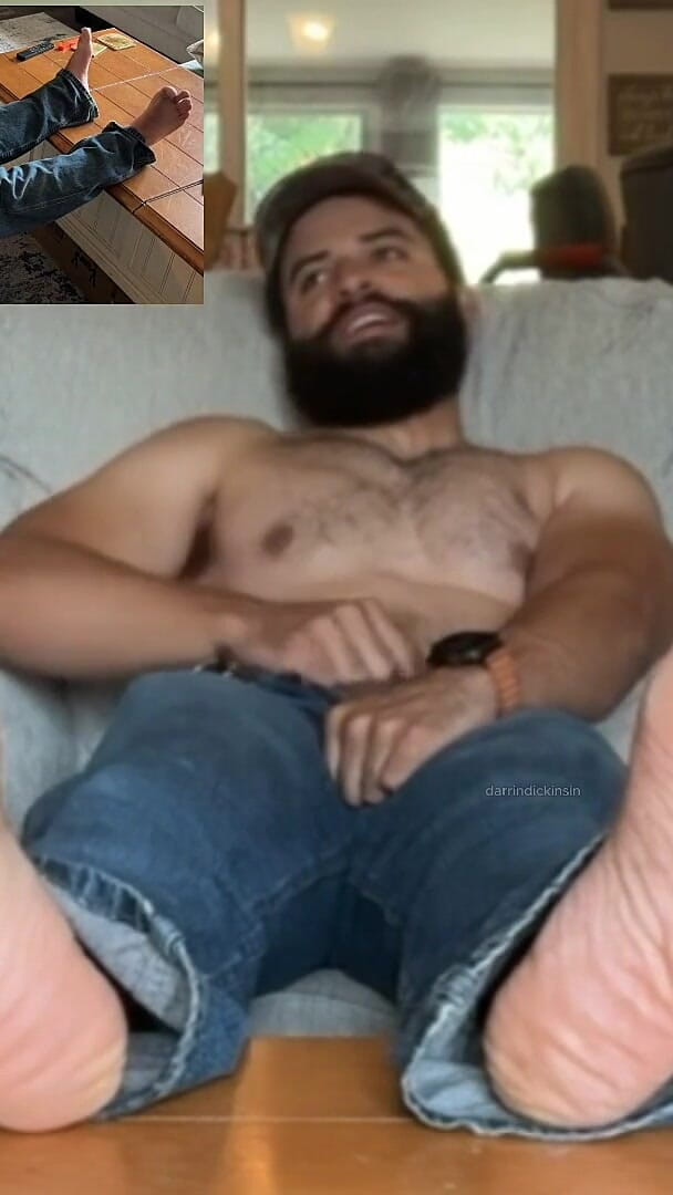 Foot POV Bearded Muscle Bloke Squirts Cum on Himself (Darrindickinsin)