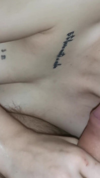 顺从的荡妇提供完美的邋遢口交和深喉