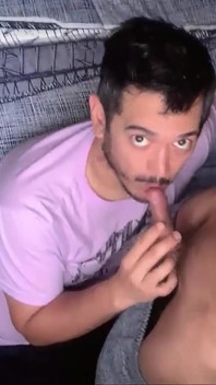 年轻的书呆子处女第一次给我他的鸡巴