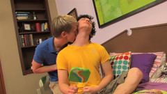 Lollipop Twinks: Услужливая Hayden знает лучший способ расслабиться Джош