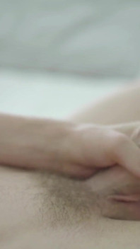 Bel ragazzo mostra il suo buco e si masturba il suo grosso cazzo