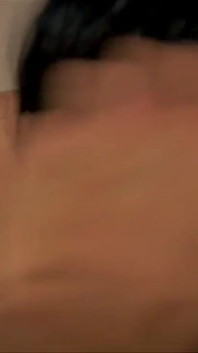 Cewek brunette dientot anal saat seseorang menontonnya