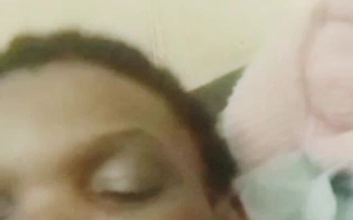 Me and my new slut: Ả điếm già da đen thích thủ dâm lẫn nhau khi gọi,