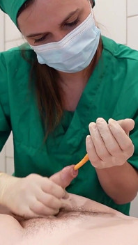 Joc cu cateter medfet, labă și orgasm impus cu vibrator