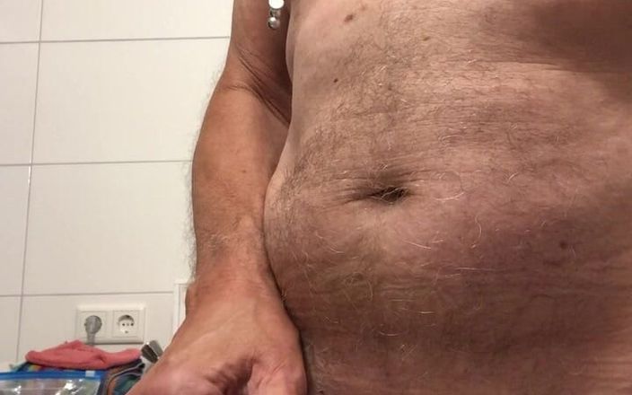 Mitchie: Tieten met tepelklemmen - pissen in een dubbele straal