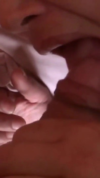 ฉันชอบดูดควย แล้วเอาใจเพื่อนลูกเลี้ยงจนกว่าจะได้น้ำนมจากพวกมัน