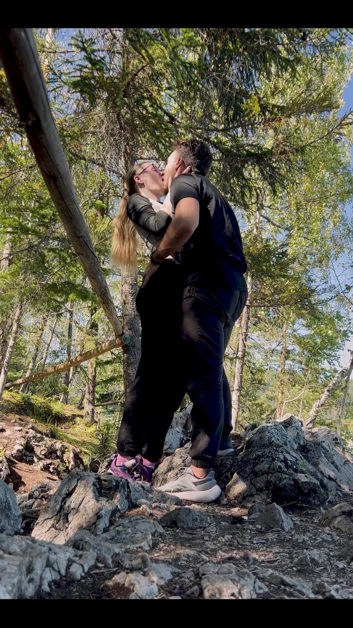 Luna and Sage: Quickie Gunung Spontan, Pasangan Awam Di Luar