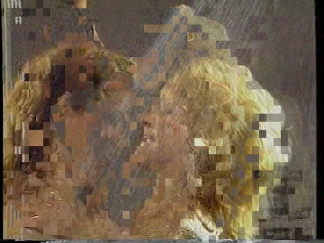Girl on Girl: Nina Hartley和黑发女同朋友一起洗澡
