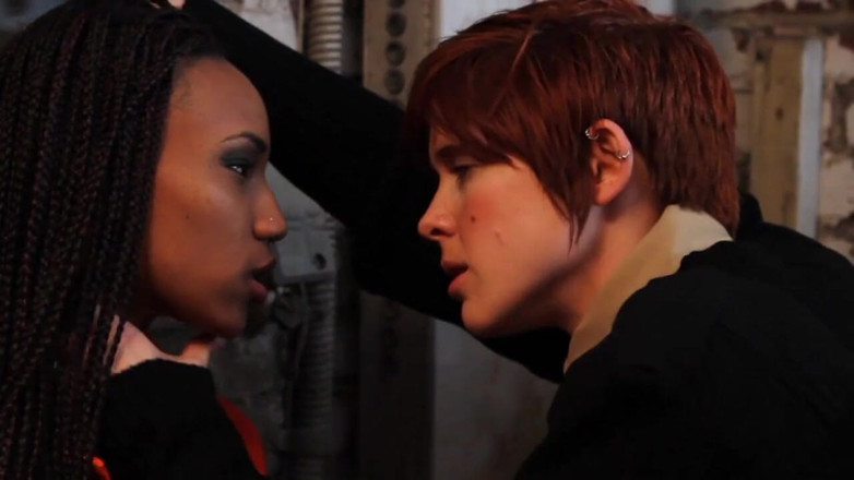 Lesbian Illusion: Sert lezbiyen amcık parmaklıyor