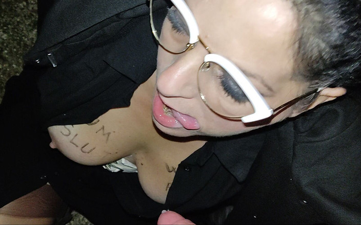 Toilet Mommy: Я мастурбую, смокчу його жирний член у парку