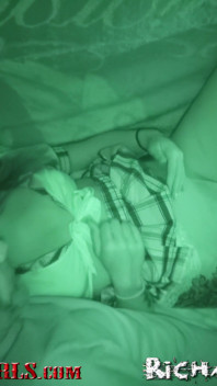 La ragazza biricchina ingoia lo sperma del vecchio - telecamera 1