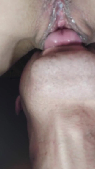 Wet Pussy Fuck: Pepek remaja yang dicukur dijilat dengan sangat dekat pepek yang...