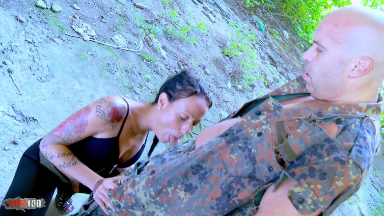 MMM100 Fuck Buddies: Joyce Exess: Předstírá, že je Lara Croft a je tvrdě ošukána...