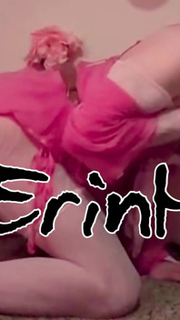 Jovem trans loira Erin Hawk em meia-calça branca w/ primeira máquina de sexo e vibrador