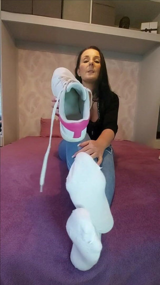 Lady Luciana Di Domizio: Smell my sneaker socks