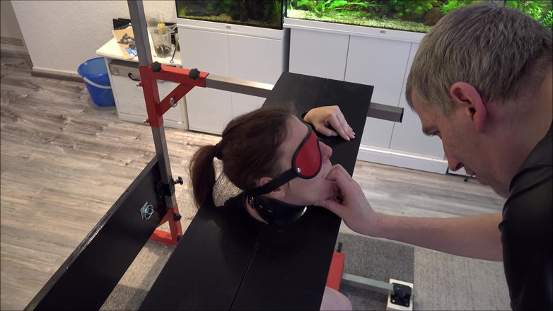 Master-Thomas: Esclavo indefenso en picota, llevado al orgasmo en Sybian