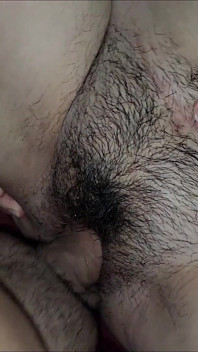의붓딸의 털이 무성한 보지를 핑거링하고 따먹기