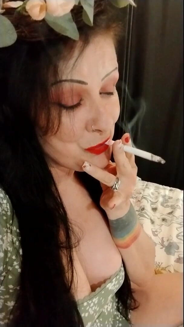 Abby Anna: Rossetto rosso miLF carino che fuma