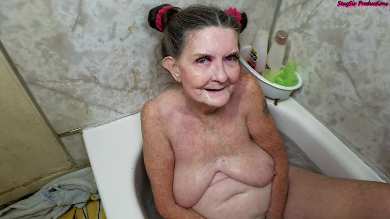 Sexy Sandra N Sir Christopher: Sandra's Bath Time Gumjob