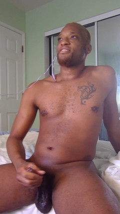 Kennie Jai: Kennie Jai показывает перед камерой