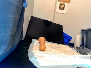 Rainforestman: 热带雨林人深深地玩弄兰博内假阳具。