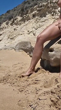 Người lạ tiếp cận người phụ nữ khỏa thân thủ dâm và giúp anh ta với handjob